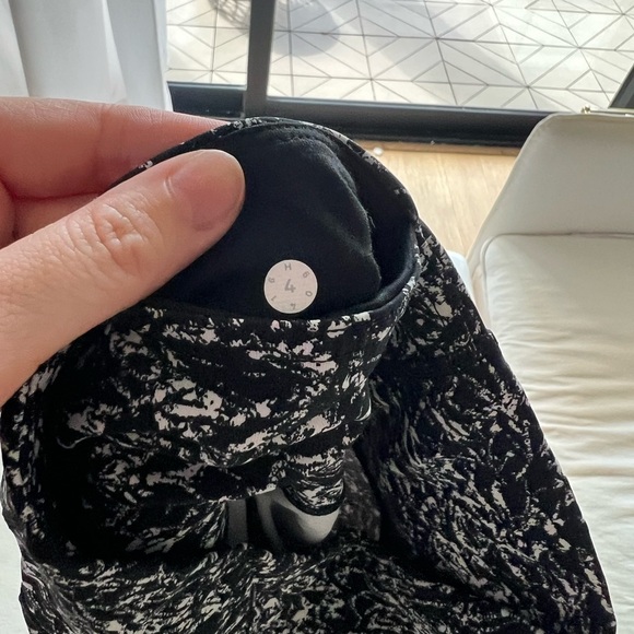 Lululemon Deep Breath Tight
Iced Wave White Black 4 - Picture 5 of 5